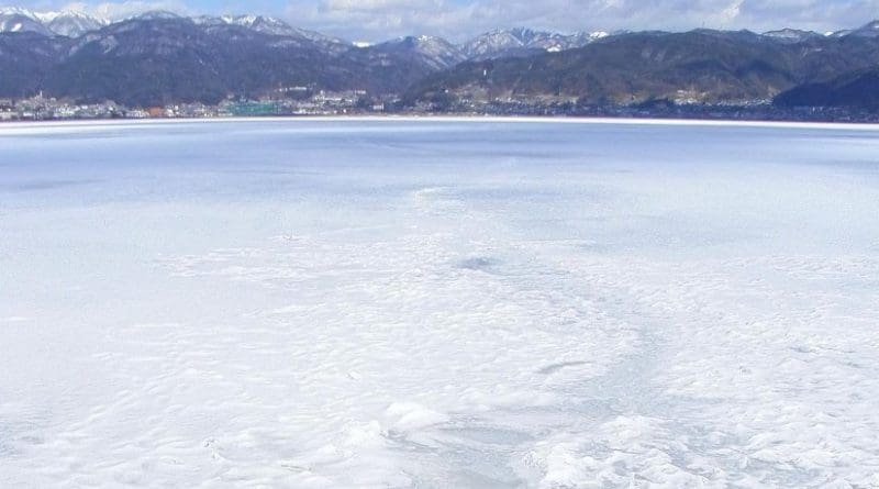 Frozen Lake Suwa. Credit Photo by Ozawajun, from Wikimedia Commons