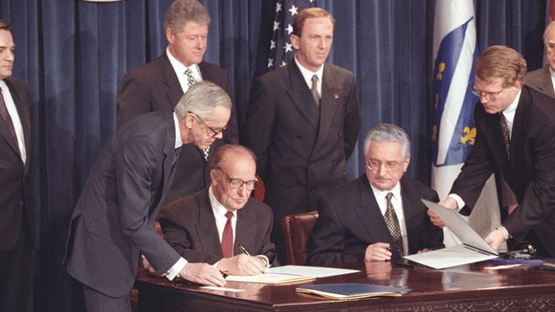 Bosnian President Alija Izetbegovic´ and Croatian President Franjo Tudman sign Washington Agreement, March 1994 (Central Intelligence Agency)