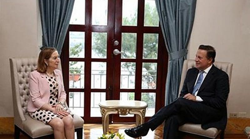 Spain's Ana Pastor meets with Panama's Juan Carlos Varela. Photo Credit: Ministerio de Fomento.