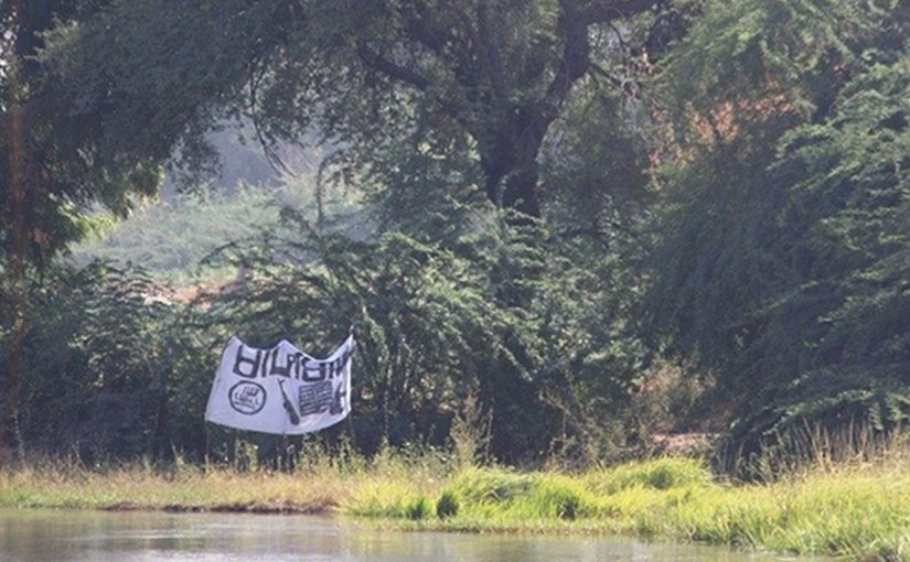 A Boko Haram flag flying near the Bosso post on the Niger-Nigeria border, near Lake Chad. Photo credit: European Commission DG ECHO.