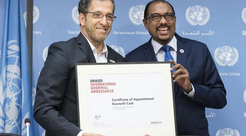 Michel Sidibé (right), the Executive Director of UNAIDS, introduces fashion designer Kenneth Cole as an International Goodwill Ambassador. UN Photo/Mark Garten
