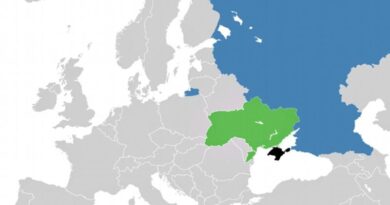 Locations of Crimea (black), Ukraine ( green) and Russia (blue). Source: Wikipedia Commons.