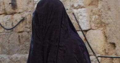 Woman wearing burqa. Photo by Zivya, Wikipedia Commons.