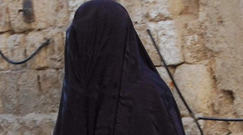 Woman wearing burqa. Photo by Zivya, Wikipedia Commons.
