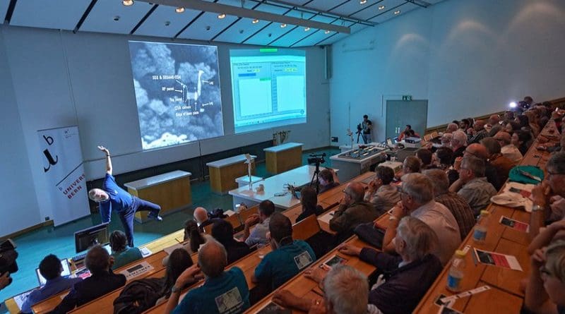Prof. Nicolas Thomas of the Center for Space and Habitability (CSH) demonstrated how Rosetta's Lander «Philae» is now lying on comet 67/P. The data of ROSINA sent during the descent was shown on the right. Photo: UniBE / Adrian Moser.