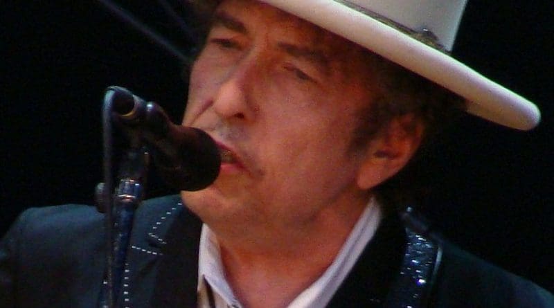 Bob Dylan. Photo by Alberto Cabello, Wikipedia Commons.