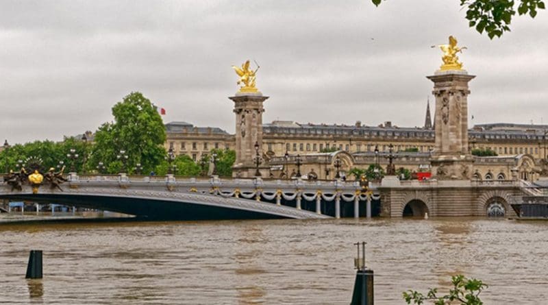 Flooding along the Seine in central Paris, France. Photo by BikerNormand, Wikipedia Commons.