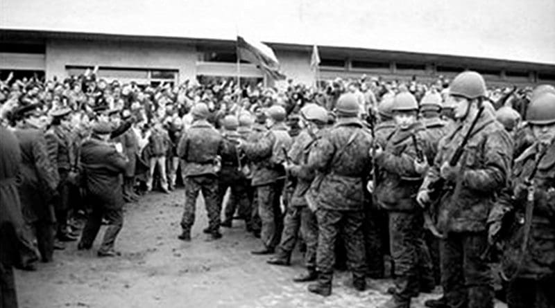 Singing Lithuanian civilian defenders flash victory signs at Soviet soldiers preparing to occupy the Vilnius Press Center, January 11, 1991. Photo by Paulius Lileikis. Courtesy of the Central State Archives of Lithuania, LCVA 0-1-8094. Photo Credit: The Power of Song: Nonviolent National Culture in the Baltic Singing Revolution (Seattle and Copenhagen: University of Washington Press and Museum Tusculanum Press, 2014), p. 301.