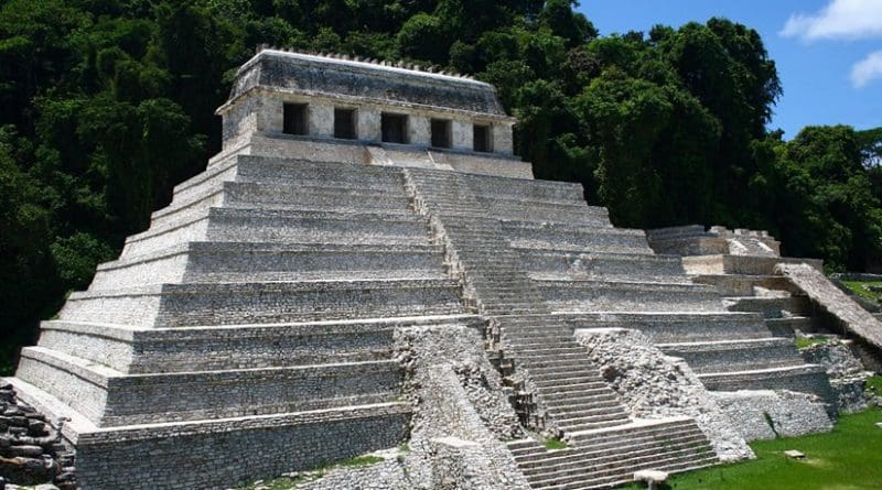 emple of the Inscriptions, Palenque, Chiapas, Mexico. Photo by Jan Harenburg, Wikipedia Commons.