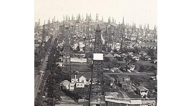 Oil field at Signal Hill in the Los Angeles Basin in 1923. Credit The Aerograph Co./ US Library of Congress