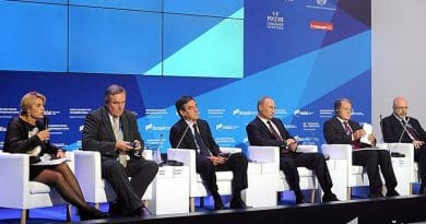 At a meeting of the Valdai International. Discussion Club. Left to right: Editor-in-Chief of RIA Novosti Svetlana Mironyuk, former German defence minister Volker Ruehe, former French prime minister Francois Fillon, Vladimir Putin, former Italian prime minister Romano Prodi, and President of the US Centre for the National Interest Dimitri Simes. Credit: Kremlin.ru