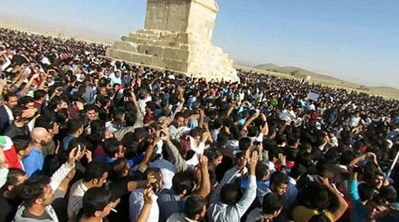 Protestors at Iran's Pasargard, the Tomb of Cyrus the Great. Photo Credit: Radio Zamaneh.
