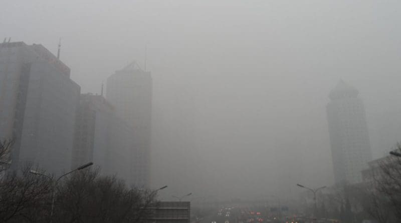 Smog in Beijing, China. Photo by 螺钉, Wikipedia Commons.
