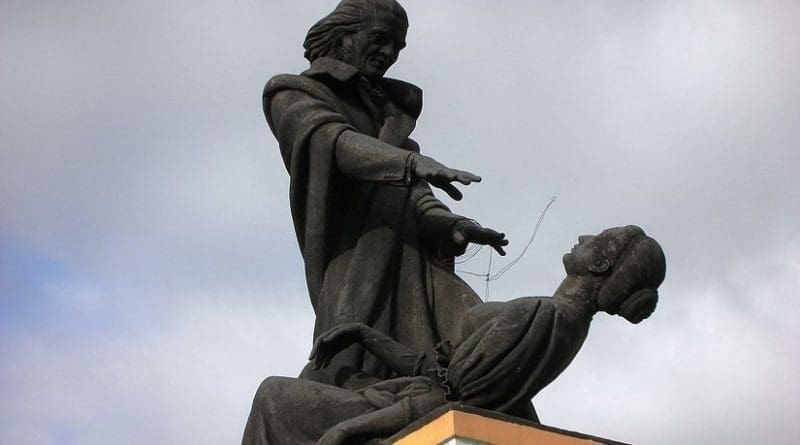 Statue of Aba de Faria next to old Secreteriate. File photo by Vn Nilesh, Wikipedia Commons.