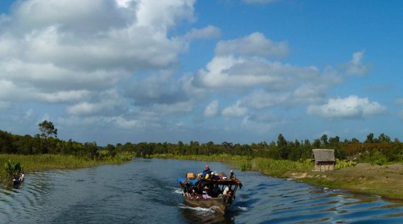 The Canal of Pangalanes between Mananjary and Nosy Varika. Photo by Hardscarf, Wikipedia Commons.