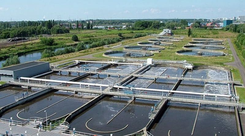 Overview of the wastewater treatment plant of Antwerpen-Zuid, located in the south of the agglomeration of Antwerp (Belgium). Photo by Annabel, Wikipedia Commons.