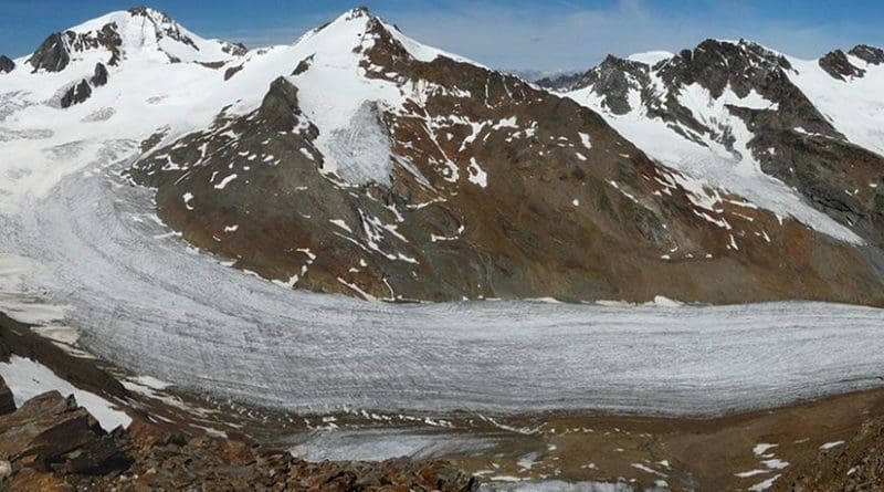 Hintereisferner Glacier in Austra. Photo by Whgler, Wikipedia Commons.