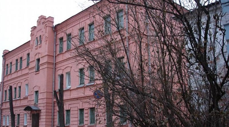 Building of a courthouse in the Vladimir Central Prison complex. Source: Wikipedia Commons.