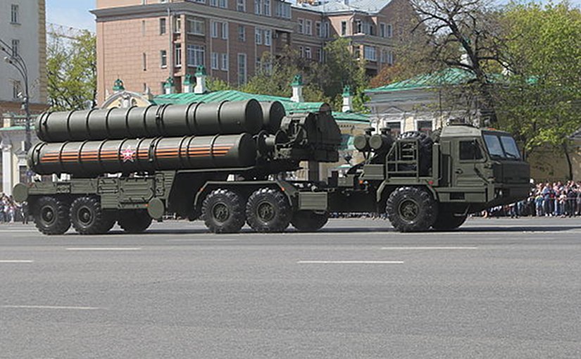 File photo of a Russian S-400 Triumf launch vehicle. Photo by Соколрус, Wikipedia Commons.
