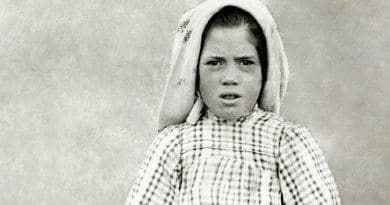 Lúcia dos Santos in 1917. Photo cropped, Wikipedia Commons.