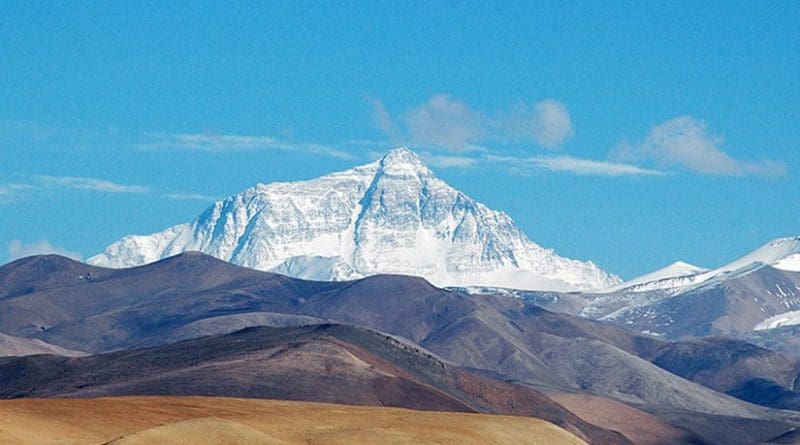 Mt. Everest, seen from Tingri, a small village on the Tibetan plateau at around 4050m above sea level. Photo by Joe Hastings, Wikipedia Commons.