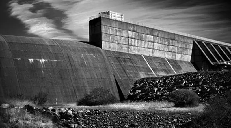 Partial view of the Oroville dam's emergency spillway (left) next to its main service spillway (right). Photo by Martin Alfaro, Wikipedia Commons.