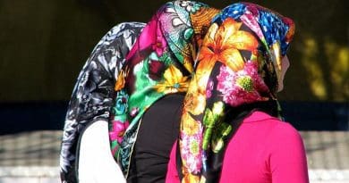 Women in Turkey wearing modern headscarves (echarpe). Photo by ozgurmulazimoglu, Wikipedia Commons.