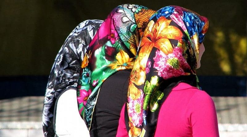 Women in Turkey wearing modern headscarves (echarpe). Photo by ozgurmulazimoglu, Wikipedia Commons.