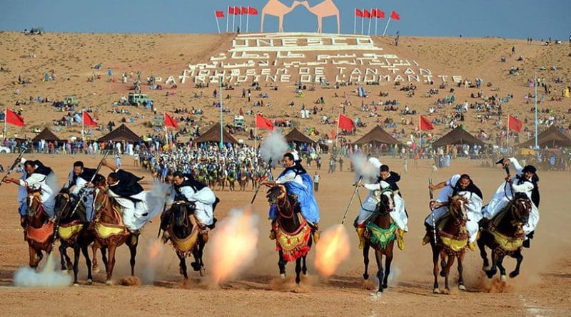 Sahrawi tribal men performing the fantasia at the Tan-Tan Moussem in Tan-Tan, Morocco. Photo by Maxim Massalitin, Wikipedia Commons.