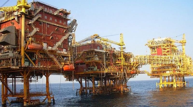 An ONGC platform at Bombay High in the Arabian Sea. Photo by Nandu Chitnis, Wikipedia Commons.