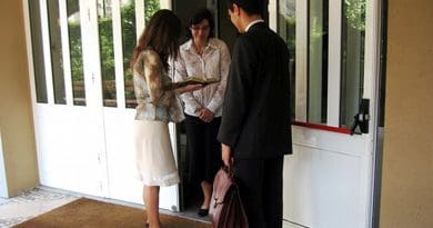 Typical preaching work of Jehovah's Witnesses. Photo by Steelman, Wikipedia Commons.