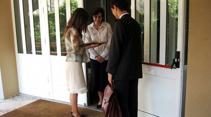 Typical preaching work of Jehovah's Witnesses. Photo by Steelman, Wikipedia Commons.