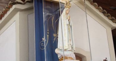 Statue of Virgen de Fátima. Photo by Manuel González Olaechea, Wikipedia Commons.