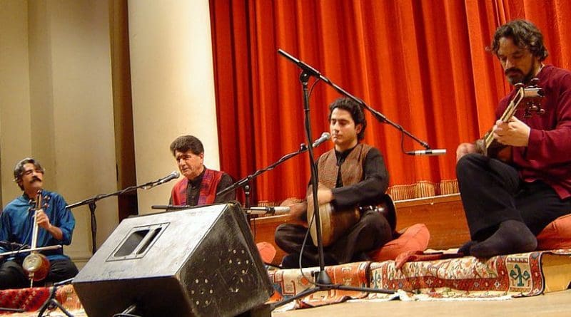 Mohammad Reza Shajarian at a concert in London. Photo by Khashayar Karimi, Wikipedia Commons.