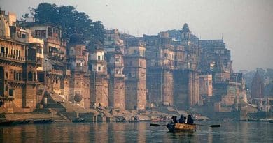 The Ganges (Ganga) River, Varanasi, Uttar Pradesh, India. Photo by Babasteve, Wikimedia Commons.