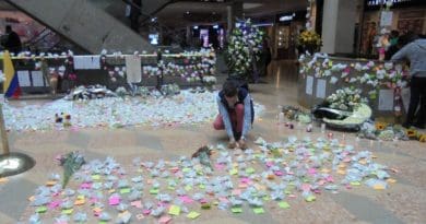 People leave notes and flowers on the first floor of Bogota's Centro Andino shopping mall in solidarity to the victims of the terrorist bombing at a women's bathroom on its second floor June 17, 2017. (Photo by Steve Salisbury, June 20, 2017.)
