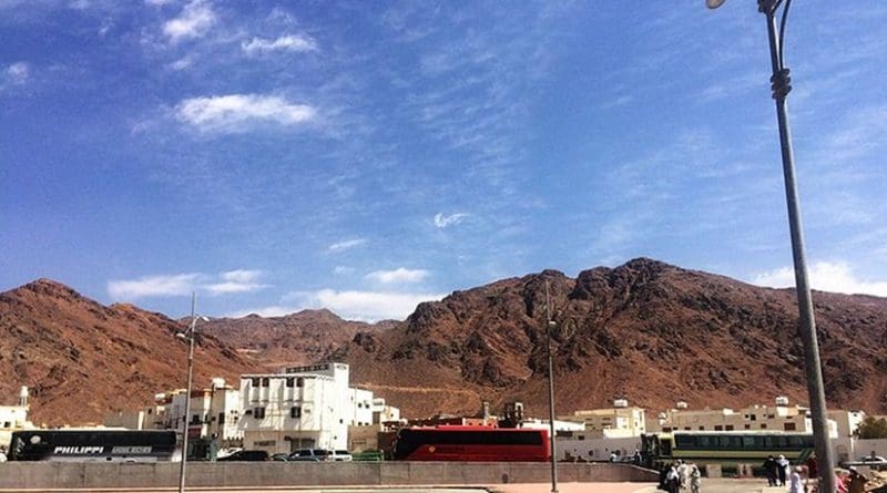 Mount Uhud seen from cemetery of Uhud martyrs in Saudi Arabia. Photo by CR Guru PK, Wikipedia Commons.