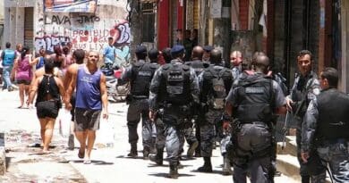 Police patrol poor neighborhood in Rio de Janeiro, Brazil. Photo by Agência Brasil -ABr, Wikimedia Commons.