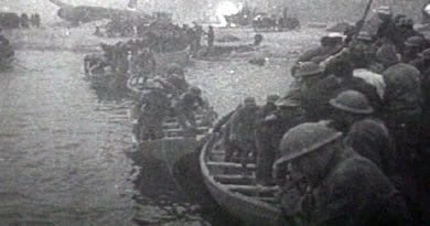 British troops escaping from Dunkirk in lifeboats (France, 1940). Screenshot taken from the 1943 United States Army propaganda film Divide and Conquer (Why We Fight #3) directed by Frank Capra. Source: Wikipedia Commons.
