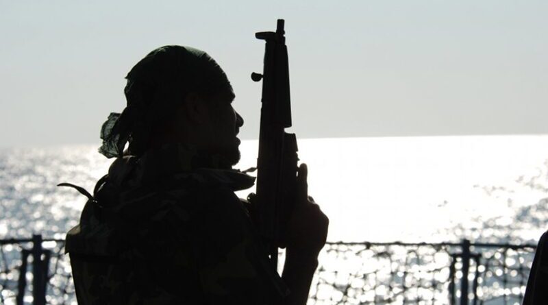 A member of Pakistan Navy Special Service Group aboard Pakistan Navy Ship PNS Babur. Photo by Mass Communication Specialist 2nd Class Michael Zeltakalns, US Navy, Wikipedia Commons.