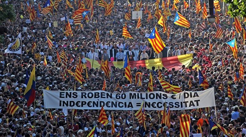 Supporters of Catalan independence. Photo by JuanmaRamos-Avui-El Punt, Wikipedia Commons.