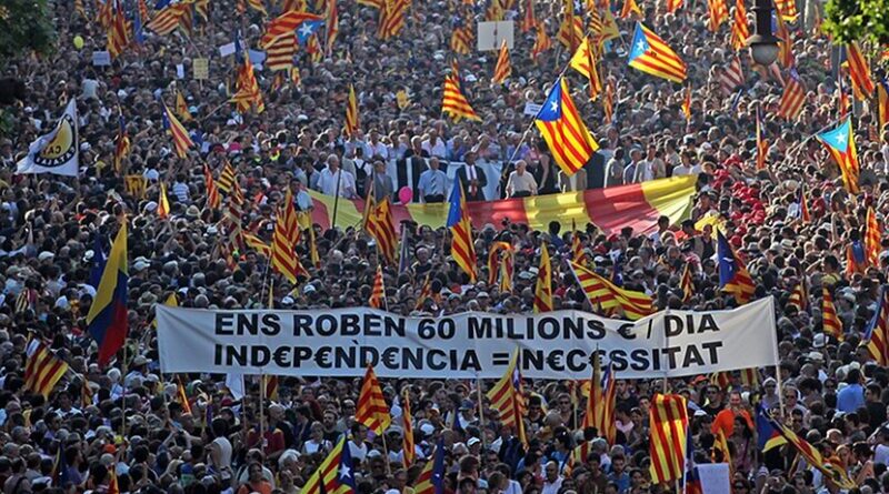 Supporters of Catalan independence. Photo by JuanmaRamos-Avui-El Punt, Wikipedia Commons.