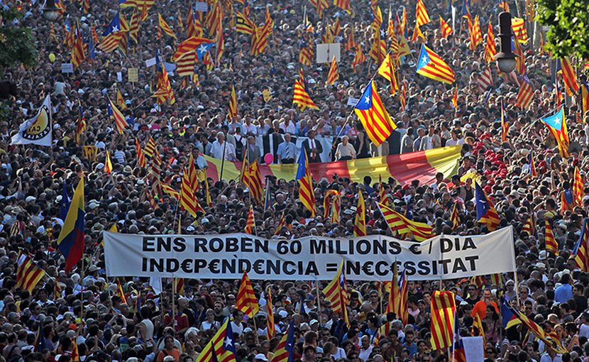 Supporters of Catalan independence. Photo by JuanmaRamos-Avui-El Punt, Wikipedia Commons.