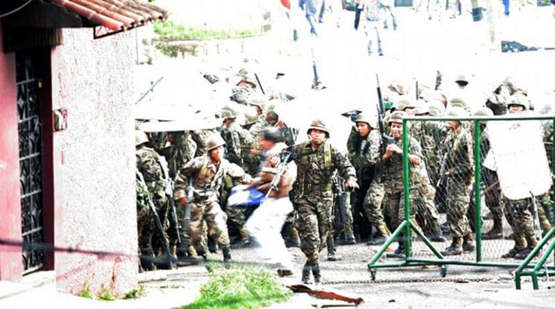 A clash between pro-Zelaya protesters and the Honduran military in 2009. Photo by Roberto Breve, Wikipedia Commons.