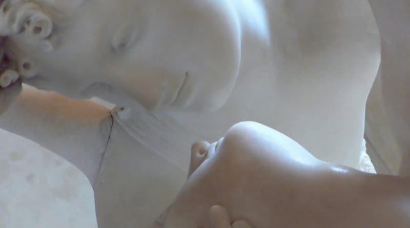 statue kiss