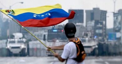 File photo of protester facing the Venezuelan National Guard during a protest. Photo by Efecto Eco, Wikipedia Commons.