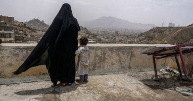 An internally displaced woman and her daughter look over the city of Sana’a, Yemen, from the roof of this dilapidated building they call their new home. Photo: Giles Clarke/UN OCHA