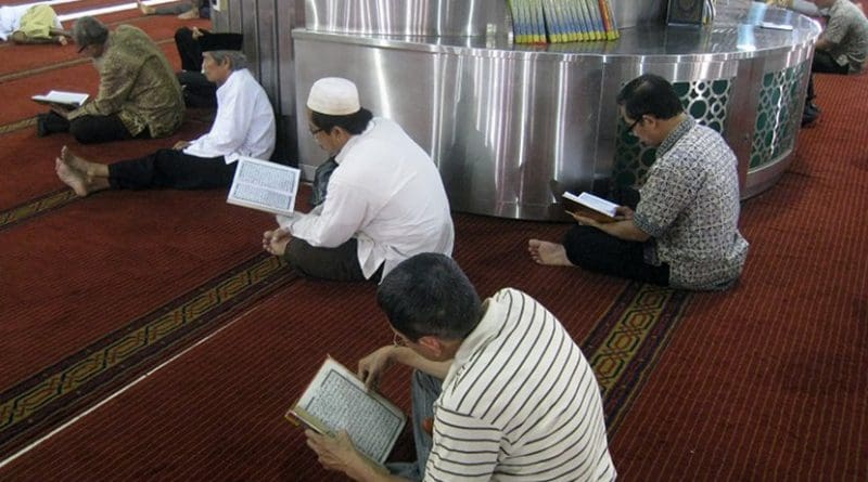 Indonesian Muslims recite the Quran in Masjid Istiqlal, Jakarta, Indonesia. Photo by Gunawan Kartapranata, Wikipedia Commons.