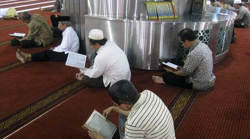 Indonesian Muslims recite the Quran in Masjid Istiqlal, Jakarta, Indonesia. Photo by Gunawan Kartapranata, Wikipedia Commons.