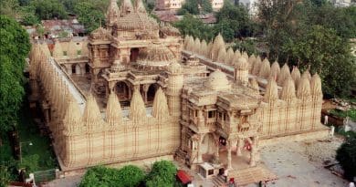 Hutheesing Jain Temple in Ahmedabad, Gujarat, India. Photo by Kalyan Shah, Wikipedia Commons.